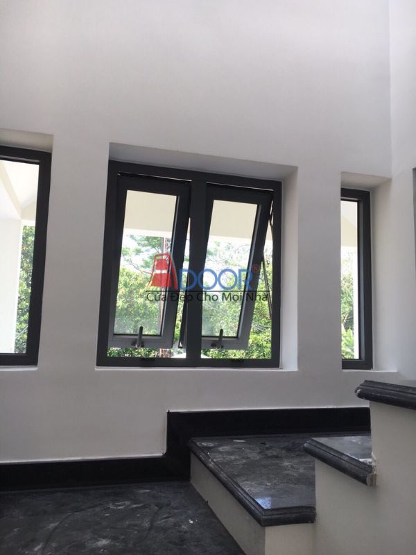 Cửa sổ mở hất Maxpro giúp đón gió tự nhiên nhưng vẫn chống mưa tạt hiệu quả