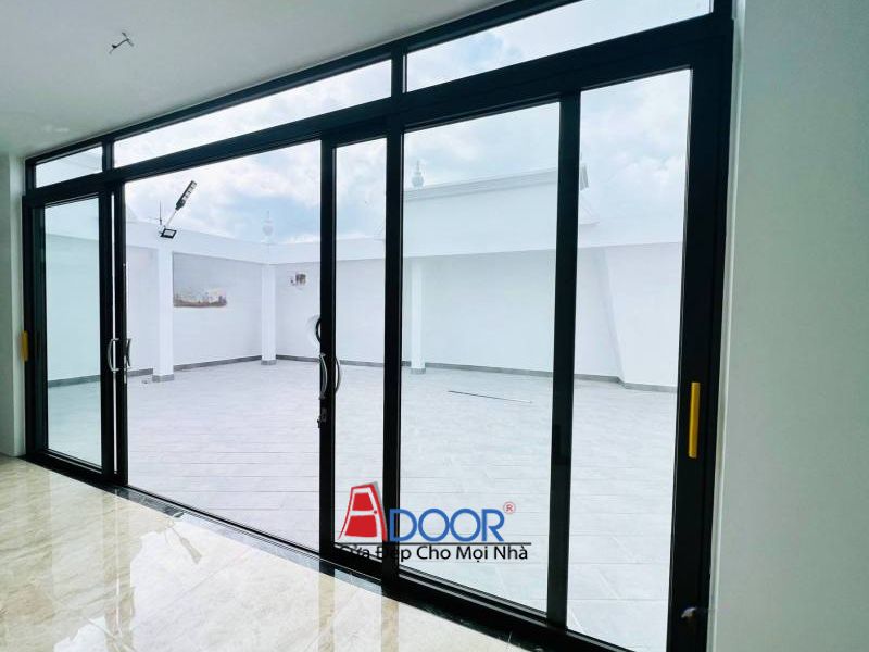 Cửa nhôm Maxpro mở lùa 2 cánh Adoor lắp đặt tại ban công Cửa nhôm Maxpro mở lùa 2 cánh Adoor lắp đặt tại ban công