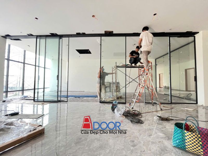 Đội ngũ thi công Adoor đang lắp đặt cửa nhôm Slim Đội ngũ thi công Adoor đang lắp đặt cửa nhôm Slim