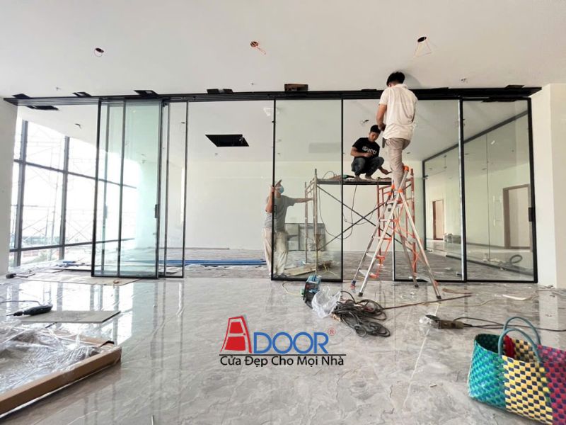 Đội ngũ thi công Adoor đang lắp đặt cửa nhôm Slim một cách tỉ mỉ Đội ngũ thi công Adoor đang lắp đặt cửa nhôm Slim một cách tỉ mỉ