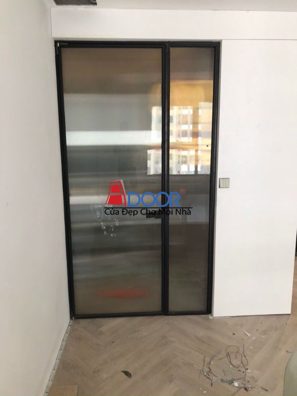 Mẫu cửa nhôm Slim mở quay màu đen lắp đặt tại một văn phòng Mẫu cửa nhôm Slim mở quay màu đen lắp đặt tại một văn phòng