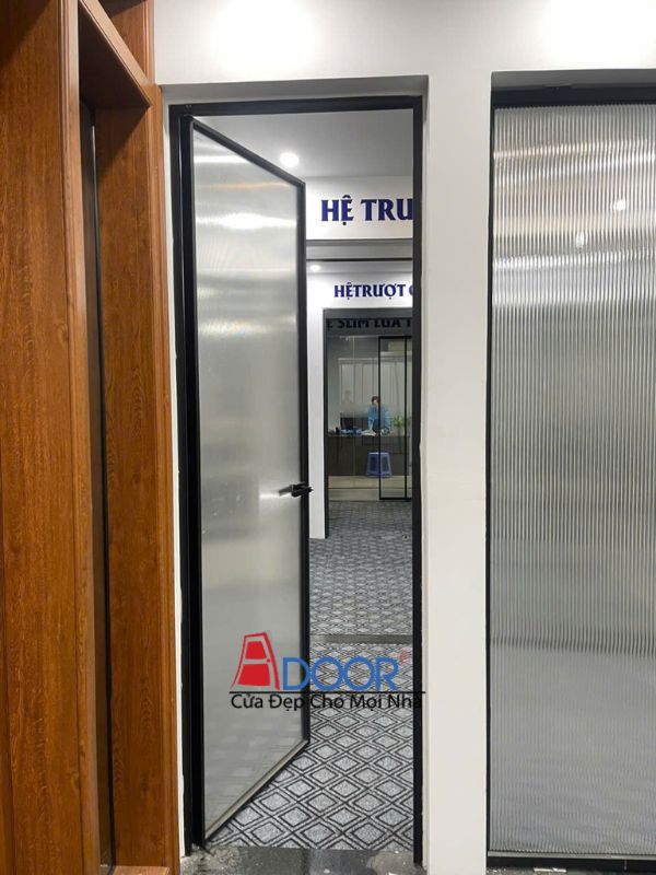Mẫu cửa nhôm Slim mở quay 1 cánh lắp đặt tại một ngôi nhà hiện đại Mẫu cửa nhôm Slimr mở quay 1 cánh lắp đặt tại một ngôi nhà hiện đại