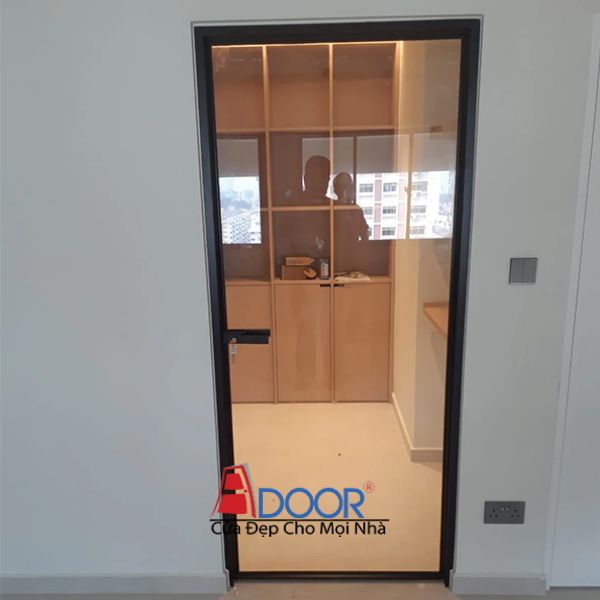 Mẫu cửa nhôm Slim Adoor mở quay 1 cánh lắp đặt tại một ngôi nhà hiện đại Mẫu cửa nhôm Slim Adoor mở quay 1 cánh lắp đặt tại một ngôi nhà hiện đại