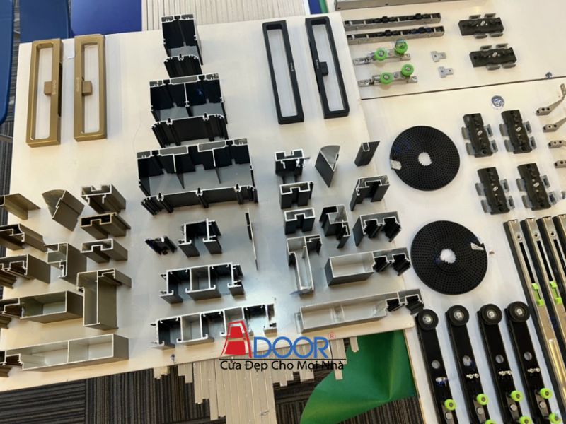 Cận cảnh các phụ kiện cửa nhôm Slim Adoor được trưng bày Cận cảnh các phụ kiện cửa nhôm Slim Adoor được trưng bày