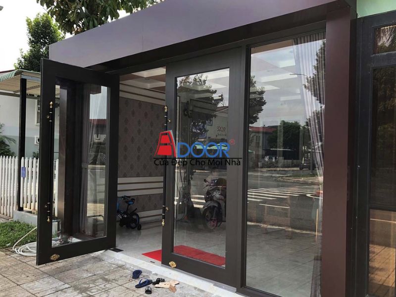 Cửa nhôm kính hệ thủy lực Adoor màu đen lắp đặt tại một công trình hiện đại Cửa nhôm kính hệ thủy lực Adoor màu đen lắp đặt tại một công trình hiện đại