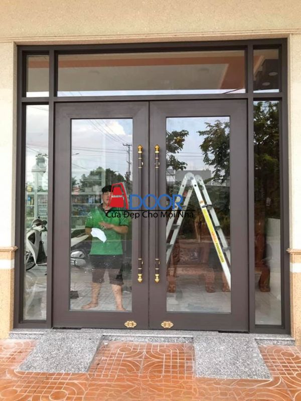 Cửa nhôm kính Adoor hệ thủy lực màu nâu chất liệu bền màu và chống phai Cửa nhôm kính Adoor hệ thủy lực màu nâu chất liệu bền màu và chống phai