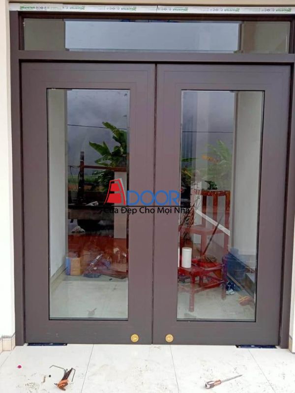 Cửa nhôm kính Adoor hệ thủy lực màu nâu với vẻ ấm áp, gần gũi Cửa nhôm kính Adoor hệ thủy lực màu nâu với vẻ ấm áp, gần gũi