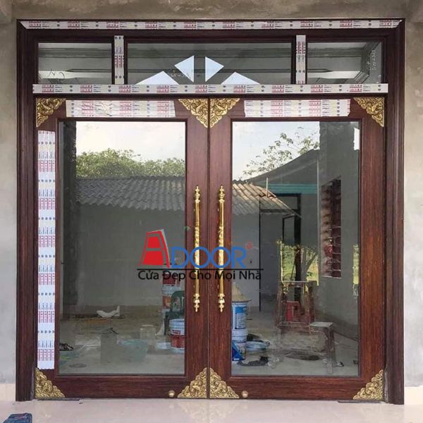 Cửa vân gỗ tinh tế, kết hợp nhôm và kính tạo cảm giác gần gũi với thiên nhiên Cửa vân gỗ tinh tế, kết hợp nhôm và kính tạo cảm giác gần gũi với thiên nhiên