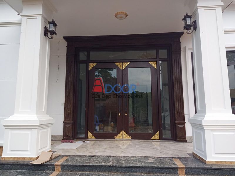 Cửa nhôm kính thủy lực vận hành êm ái, phù hợp với khí hậu miền Trung như tại Hà Tĩnh