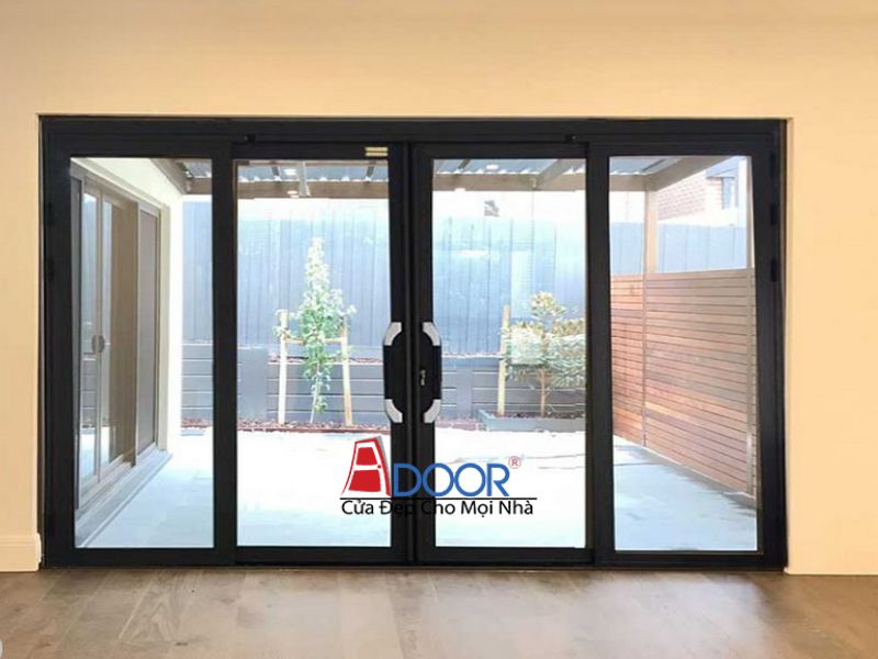 Cửa trượt quay màu đen tạo điểm nhấn mạnh mẽ Cửa trượt quay màu đen tạo điểm nhấn mạnh mẽ