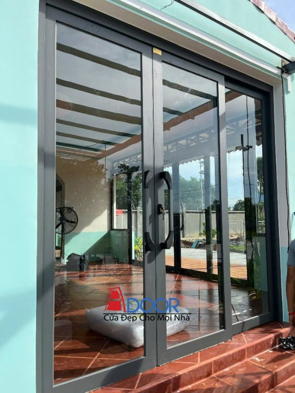 Hình ảnh cửa nhôm trượt quay 3 cánh Adoor Hình ảnh cửa nhôm trượt quay 3 cánh Adoor, phù hợp cho không gian rộng hơn, dễ vận hành