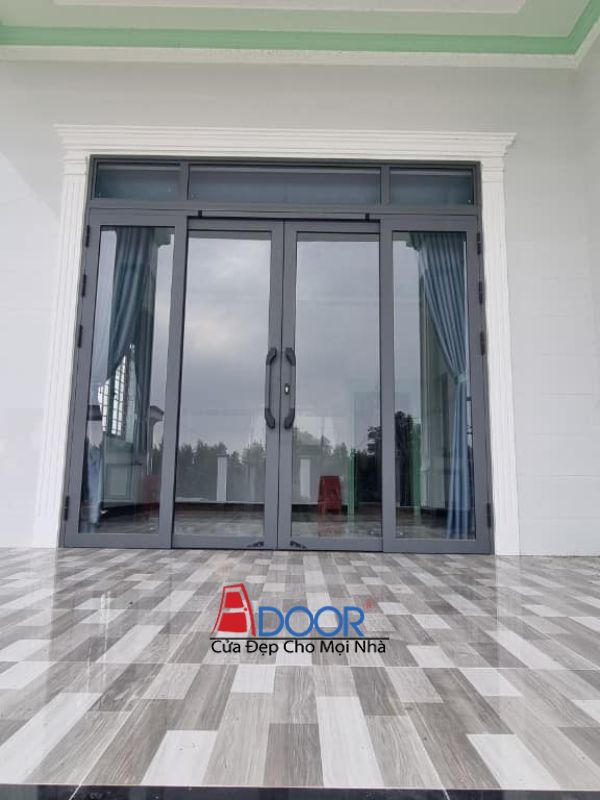 Ảnh mẫu cửa trượt quay kết hợp vách kính cố định, tạo sự liền mạch và sang trọng Ảnh mẫu cửa trượt quay kết hợp vách kính cố định, tạo sự liền mạch và sang trọng
