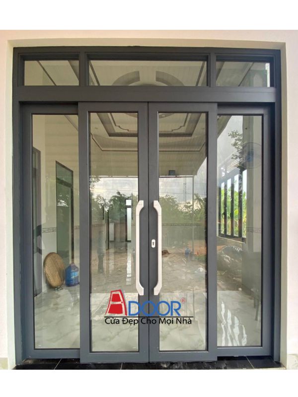 Mẫu cửa nhôm kính trượt quay Adoor 4 cánh lắp đặt tại lối ra vào Mẫu cửa nhôm kính trượt quay Adoor 4 cánh lắp đặt tại lối ra vào, tạo sự thanh thoát và hiện đại