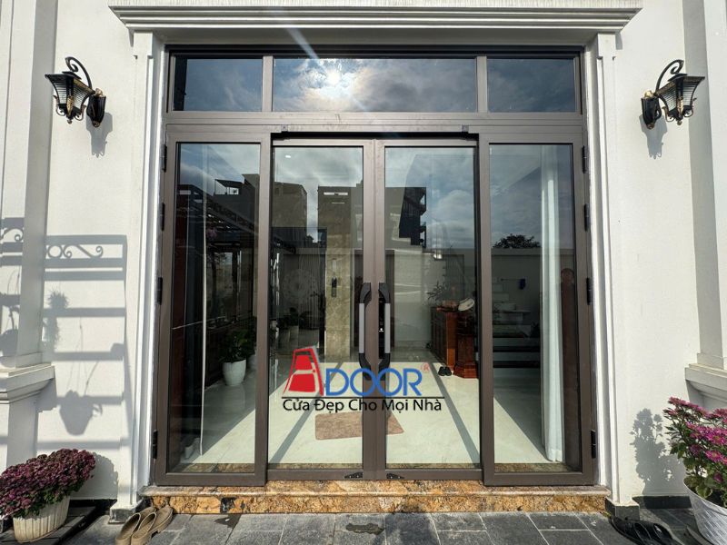 Cửa nhôm kính 4 cánh trượt quay, phù hợp không gian lớn Cửa nhôm kính 4 cánh trượt quay, phù hợp không gian lớn