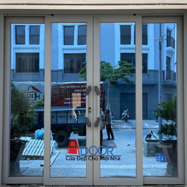 Cửa nhôm trượt quay màu xám tại một công trình kiến trúc tối giản Cửa nhôm trượt quay màu xám tại một công trình kiến trúc tối giản
