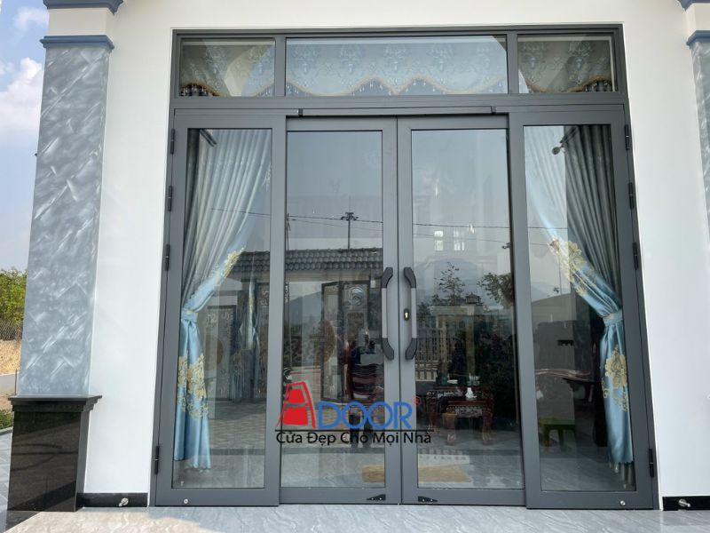 Cửa nhôm kính trượt quay thiết kế hiện đại với tông màu xám trung tính Cửa nhôm kính trượt quay thiết kế hiện đại với tông màu xám trung tính