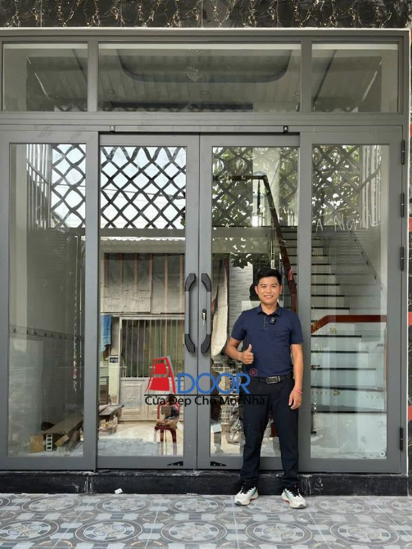 Khung nhôm bền chắc, kính cường lực an toàn và thẩm mỹ cao Khung nhôm bền chắc, kính cường lực an toàn và thẩm mỹ cao