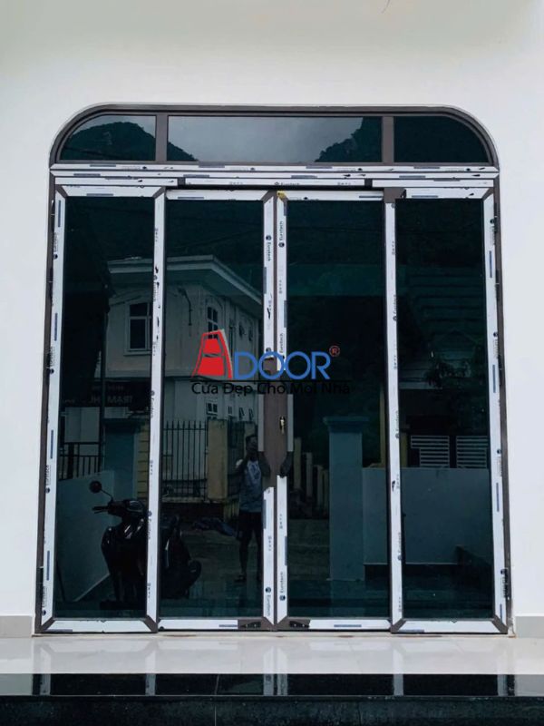 Hình ảnh cửa nhôm kính trượt quay với kính phản quang hiện đại Hình ảnh cửa nhôm kính trượt quay với kính phản quang hiện đại