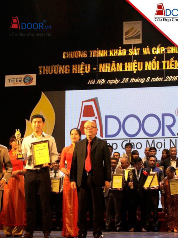 Đại diện Adoor nhận giải thưởng