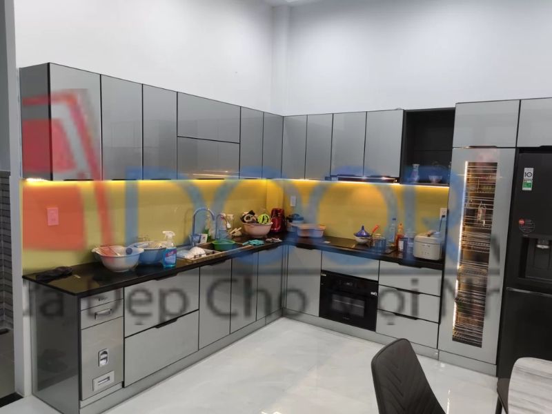 Mẫu Tủ bếp inox cánh kính chữ L (4)
