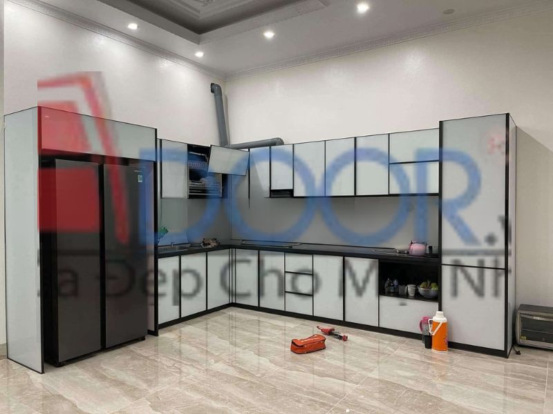 Mẫu tủ bếp hợp kim nhôm chữ L