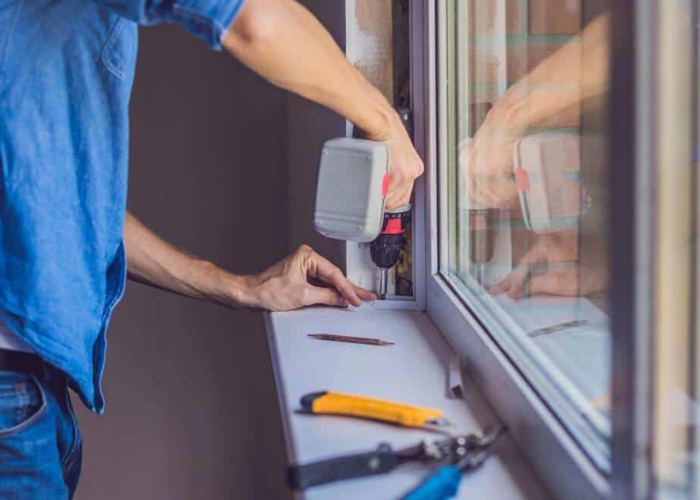 Một kỹ thuật viên Adoor bảo hành cửa nhôm Slim tại Tây Ninh Một kỹ thuật viên Adoor bảo hành cửa nhôm Slim tại Tây Ninh