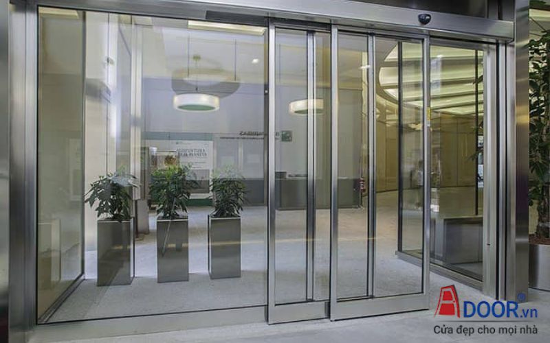 Cửa kính trượt tự động xếp lớp chia thành nhiều cánh cho những không gian rộng lớn Cửa kính trượt tự động xếp lớp chia thành nhiều cánh cho những không gian rộng lớn