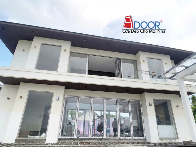 Một bộ cửa xếp trượt bằng nhôm Maxpro Một bộ cửa xếp trượt bằng nhôm Maxpro