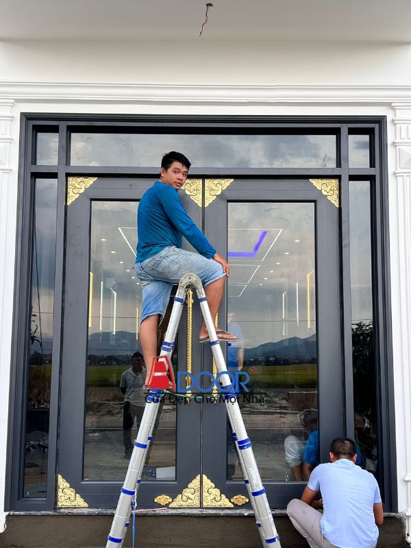 Kỹ thuật viên Adoor thực hiện bảo dưỡng định kỳ cửa nhôm tại Mỹ Tho Kỹ thuật viên Adoor thực hiện bảo dưỡng định kỳ cửa nhôm tại Mỹ Tho
