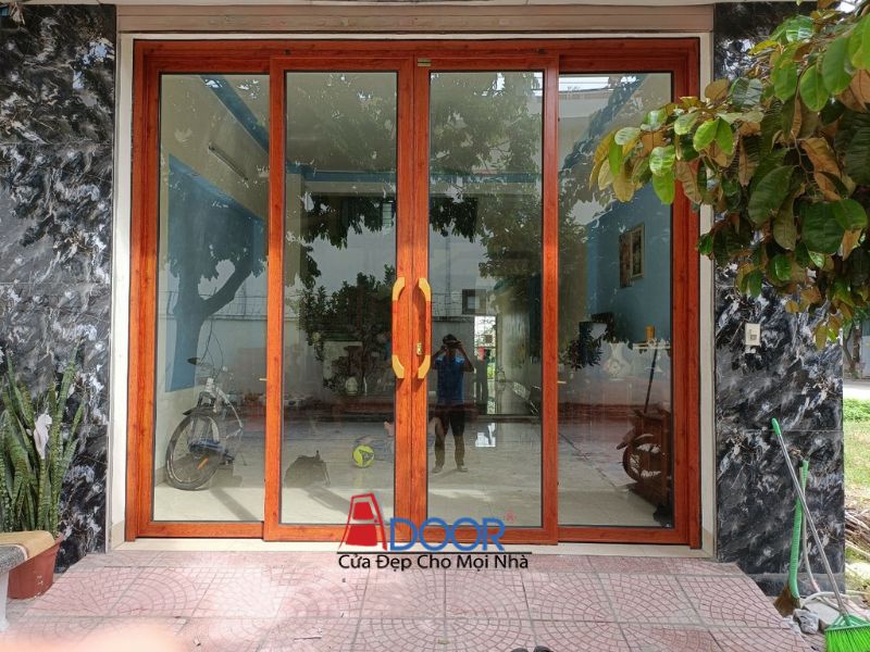 Cửa trượt quay màu giả gỗ phù hợp với các công trình có thiết kế truyền thống Cửa trượt quay màu giả gỗ phù hợp với các công trình có thiết kế truyền thống
