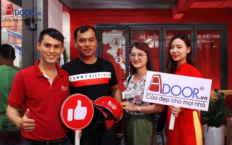 Khách hàng hài lòng với sự hỗ trợ của nhân viên tại Adoor